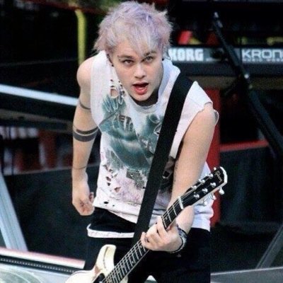 Follow @5SOSourcenews and turn on notifications for daily dms to 5/4 of 5sos :)