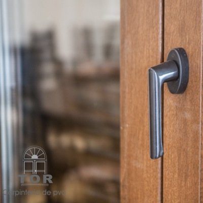 Somos fabricantes de puertas y ventanas de PVC, aluminio e hierro.