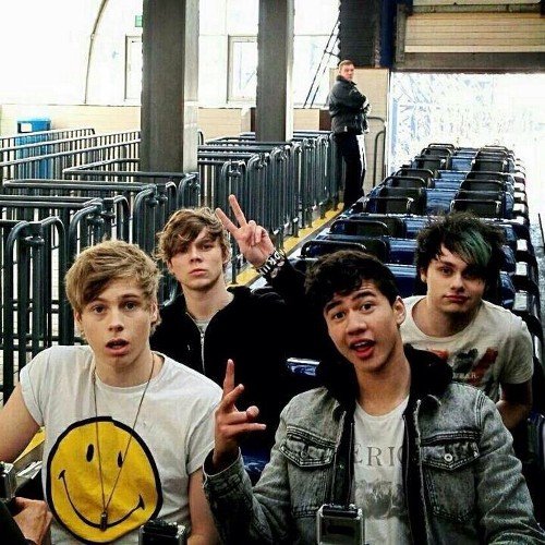 Hey I like an awesome band with losers in it :) x @blub5sos