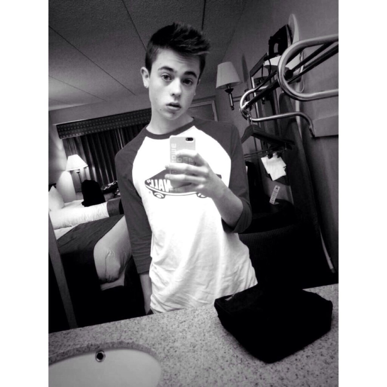 Follow @SaltyMarais please :)