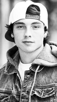 I love Emblem3!!! Wes and keaton is life