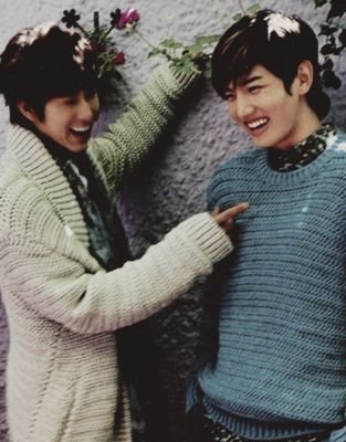 «Mi pequeño orejitas (24.03 /24. 04 & 29.07) He is the reason for my smiles. He makes me happy.He is my love, all I need.I wanna be yours always »TVXQ member.