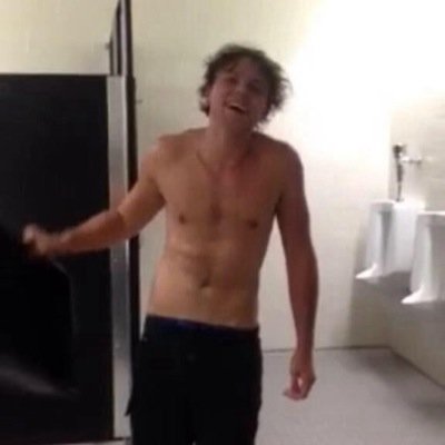 FOLLOW @5sosfamiilyy BECAUSE ILY