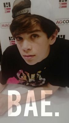 HAYES FOLLOW ME PLZ! ILYSM HAYES!! @hayesgrier
