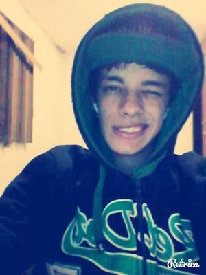 sou simples, gosto de ficar em casa no sofá com a namorada assistindo filme