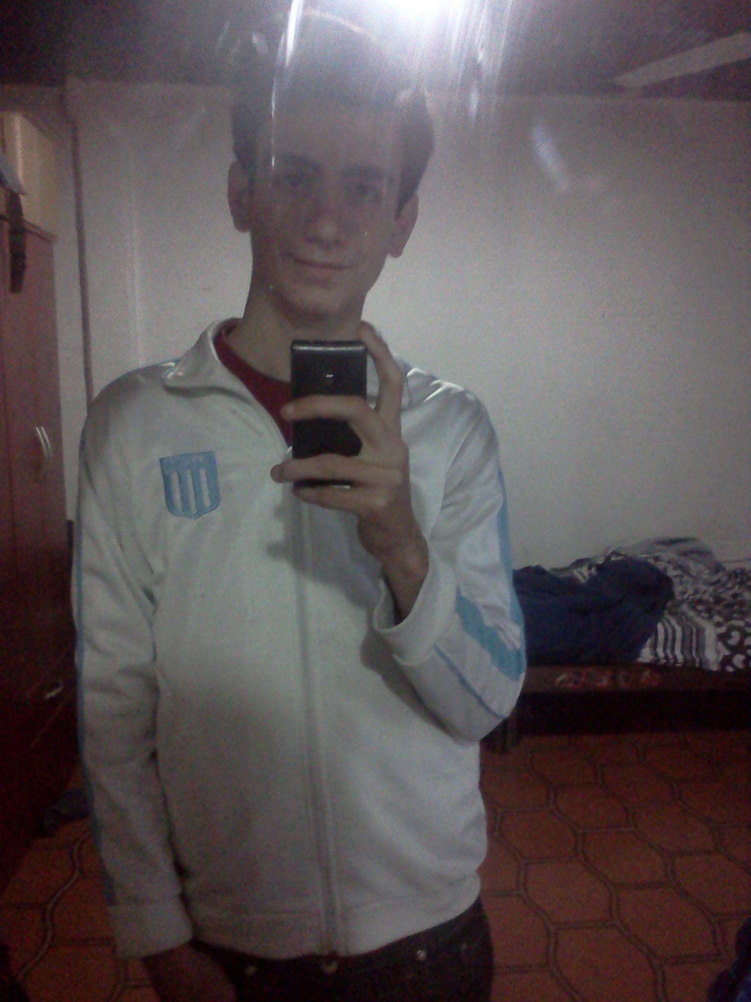Hincha de la academia. Autos al piso. fierrero.