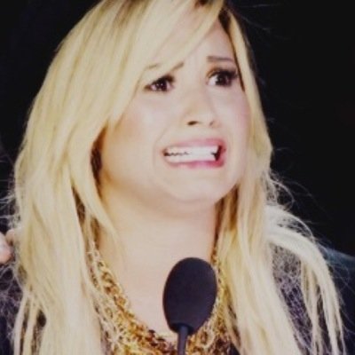 a mãe rasga a xana,sofre a dor no parto,para a filha crescer e virar fã de demi lovato