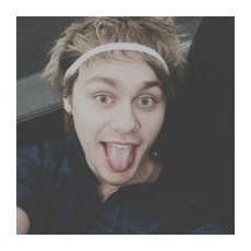 FOLLOW @adoringlukeyy AND RETWEET THAT LINK BELOW PLS ILY