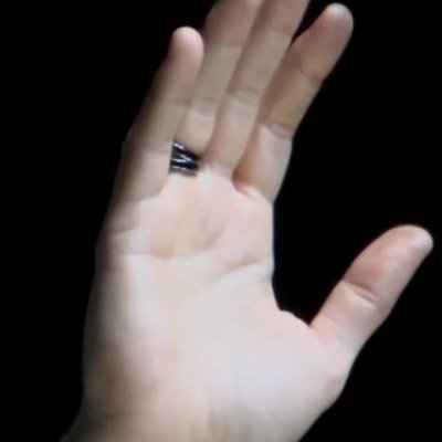 DORINHAAC's profile picture. parte de mim quer
e a outra diz pra eu ir embora
mas quando me abraça o mundo gira....