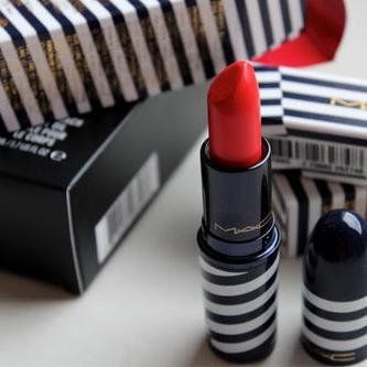 Bárbara e Carolina, amigas e blogueiras do blog Red Lipstick. Twitter feito para interagir um pouco mais com as leitoras e divulgar nosso trabalho!