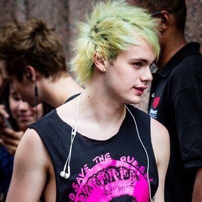 Follow @adoringlukeyy and rt her last tweets bc they are hella fun !!!!!!!!!!!!!