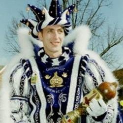 IntroBaas's profile picture. De Prominente Introbaas loopt al jaren mee tijdens de Eindhovense introductieweek, altijd op de hoogte, altijd uit de hoogte maar vooral #GEEL