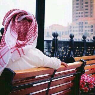 ‏‏‏كن مستقلا ولا تعود نفسك على قياس قيمتك الذاتيه بناء على نظرة الناس فمن مظاهر اهتزاز الثقة أن لا تطمئن لذوقك واختيارك حتى يمدحه الآخرون.