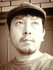 1971年生まれ。男性会社員。妻あり。大学2年男子と高校1年女子の父。村上春樹と永井荷風と宮脇俊三が好き。古いアイドル・ポップスと古い時刻表が好き。特技は日本全国市区町村の諳誦。高森藍子担当P。1994年東京大学教養学部卒。