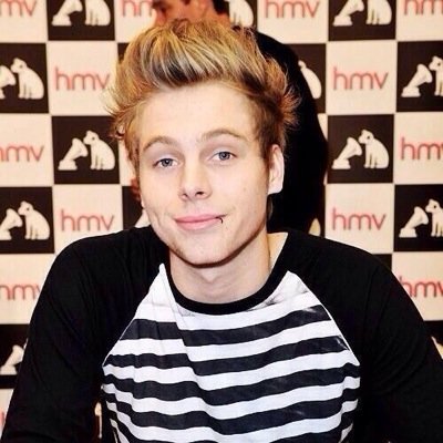 5SOS for life. Follow @5sfan1 and she'll follow back