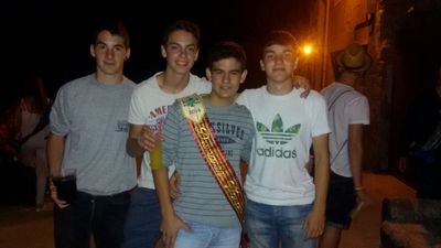 Maño y alcañizano de nacimiento.Zaragocista hasta la muerte y orgulloso de serlo,volveremos a donde nos merecemos!!