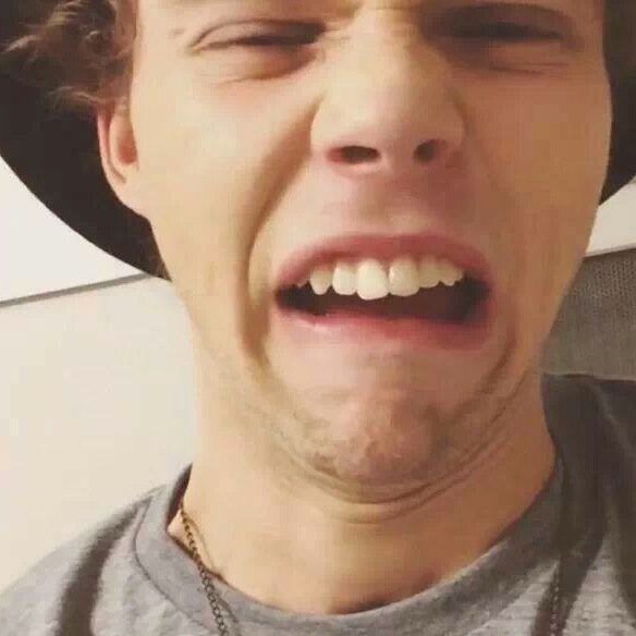 main account @runaway5sos1d || this is my voting and spam account✨