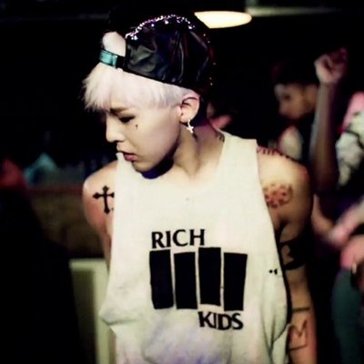 G-Dragon Hairstyles auf Twitter: „The distinctive black & white hairstyle @IBGDRGN #gdragon had for the Coup D'état MV and promo! Last one for today :) /ol84bC5VjO“ / Twitter G-Dragon Hairstyles auf Twitter: „The distinctive black & white hairstyle @IBGDRGN #gdragon had for the Coup D'état MV and promo! Last one for today :) /ol84bC5VjO“ / Twitter