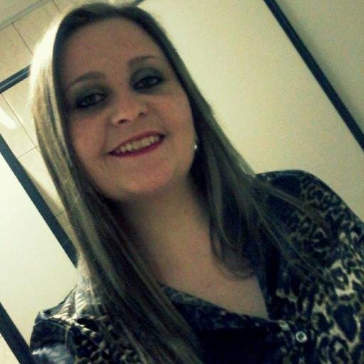 ‎Se te magoaram, olhe para cima e continue caminhando... Faça eles se perguntarem porque ainda está sorrindo..