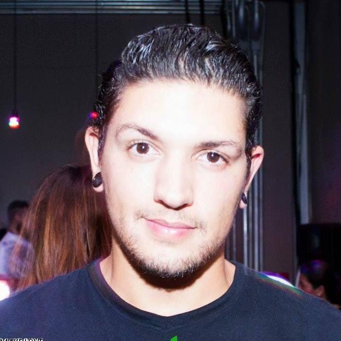Menino bateiristico, Fotografero , Roadie e Analista de suporte.