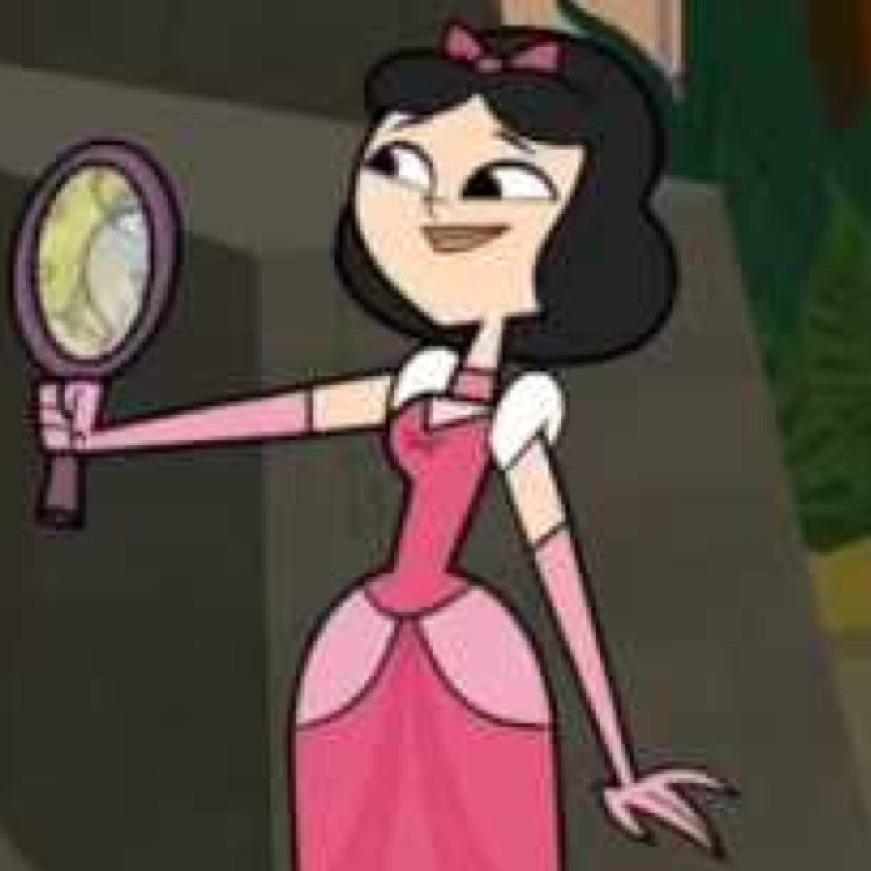 Hello there! My name is Ella! I enjoy singing! I love to listen to Lana Del Rey + La Roux + Foxes! Animals are my best friends #taken by @DaveTotalDrama