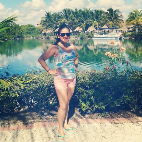 Soooy Loca =O, bipolar , histerica ,Alterada , hermosisimaa *=P , simpatica , tierna ,
enojona , peleadora , MUJER PERFECTA *=D ♥♥♥!!!!.