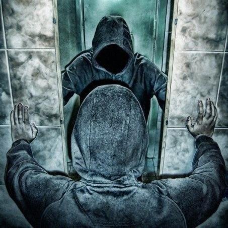 Тебе никогда не казалось, что все что вокруг тебя, лишь плод твоего воображения? Может быть такое, что ты болеешь шизофринией.