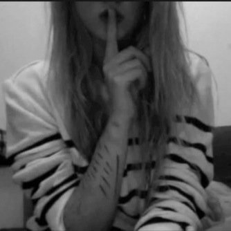 La pelle non è carta,la lametta non è la penna. || Stop Selfharm ||

✘ Primo marzo- Giornata mondiale contro l'autolesionismo ✘