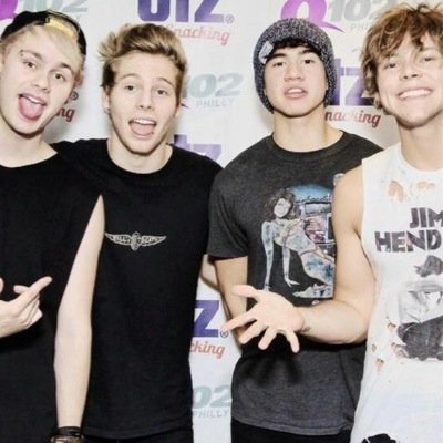 30% updating. 70% fangirling. All for 5 Seconds of Summer. 卌