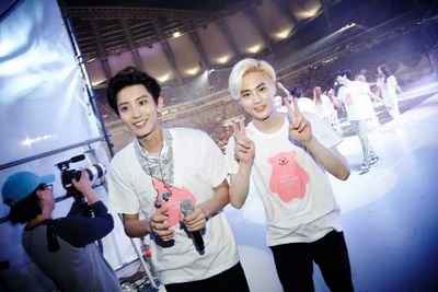 สะหวัดดี เราชื่อเอิร์น น้ะ 
ติ่งแท้ 100% No!!! ติ่งกระแส 
ขอบคุนที่ติดตามนะค่ะ 
ID : lovelovelovedose
IG : se2kp
facebook : BD'AorEarn AorEarn