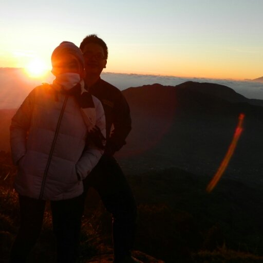 Aku punya cinta orangtua,pasangan,sahabat, rumah yg hangat dan makanan yg cukup. Tak henti aku mengucap syukur padaMu ya Tuhan, hidupku bahagia | ♥ @Abijoss