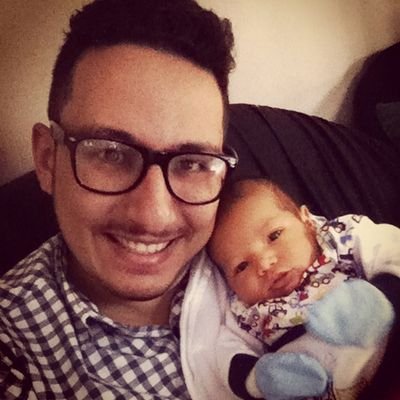 Musico, ministro de louvor, casado e muito feliz.