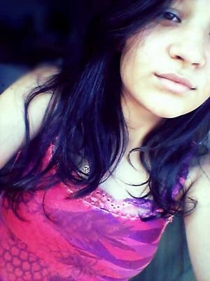 Debaixo da maquiagem e por trás do meu sorriso, eu sou apenas uma menina que deseja o mundo.