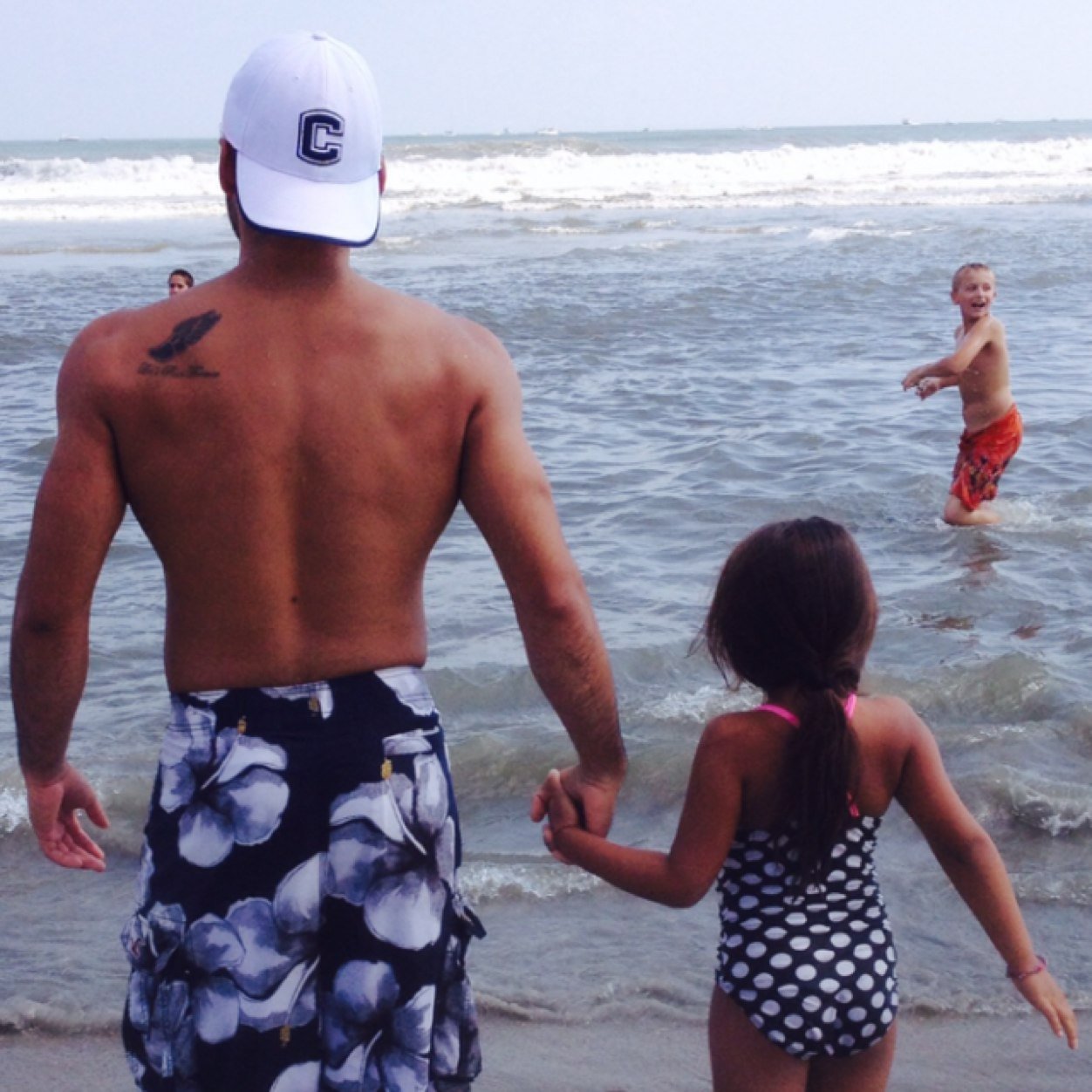 KevinOrtega93's profile picture. May you have air in your lungs, life in your legs, have the wind at your back, and wings on your feet. UConn'16 Spanish French & Linguistics