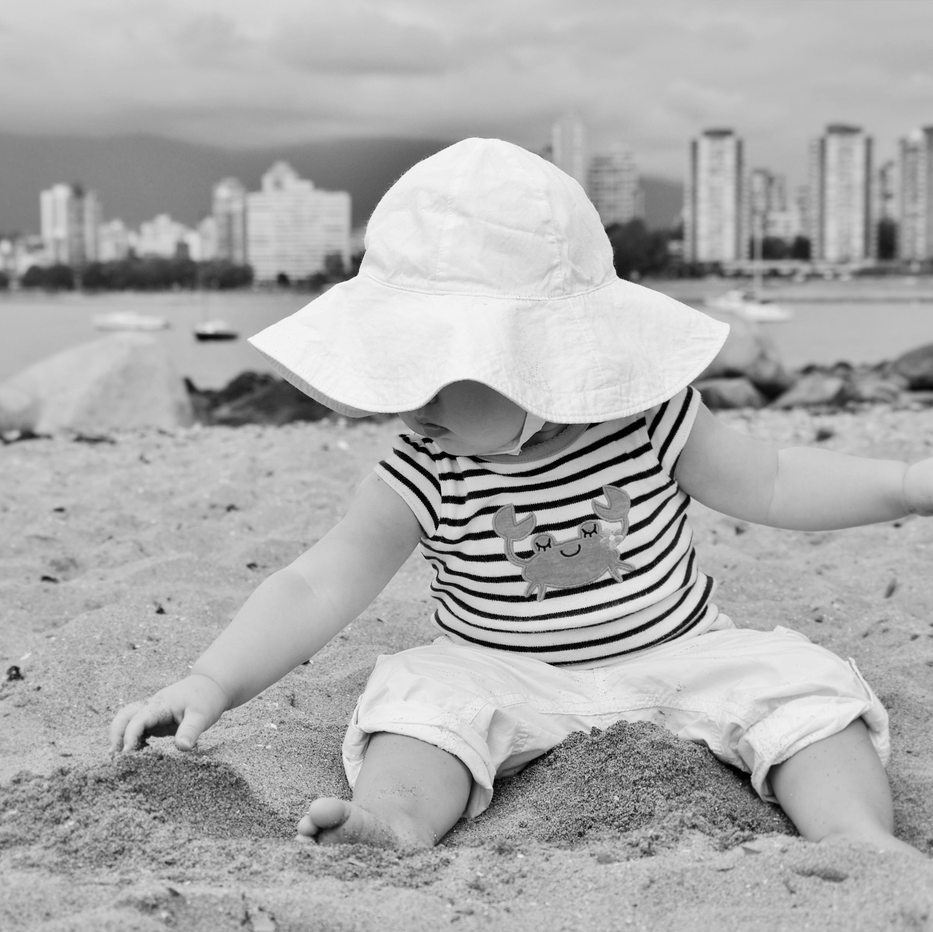 Baby and nature photographer. Mother to the coolest baby girl ever. I could forever live in flip flops on the beach. I hate coffee and ignorant people.