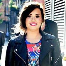 Tava contando pro meu professor sobre minha vida,aí qnd eu disse q era lovatic ele me ofereceu uma água mandou eu ficar calma e procura uma igreja n sei pq