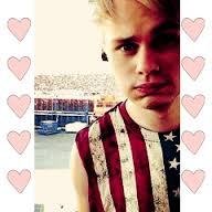 asshtonismydrug's profile picture. Met 4/4 Life= Youtubers, boys in bands and boybands.