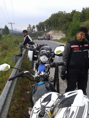 Melihat orang yang kita sayang bahagia dengan orang lain itu udah cukup ngebahagiaiin...sekarang pergi dan berjanji untuk tidak mengganggu lagi...;-)