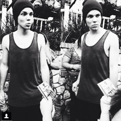 DONT FOLLOW JUST RETWEET THE TWEETS AND #VOTE5SOS @lukesempire_