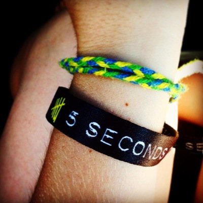 Follow the adventures of the globetrotting 5SOS Ribbon