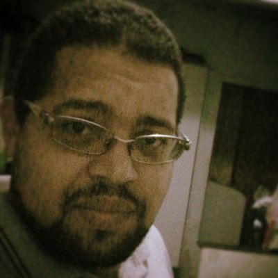 Cristão. Esposo de Joyce. Pai da Evelyn e do Eric. Professor de EBD. Humilde leitor e apaixonado por livros. . .