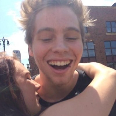 free follow bc u voted for 5sos! -@PlZZAFTCLIFFORD