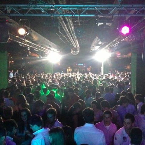 discoteca de publico universitario donde se dan las mejores fiesta de madrid, +info: 637356952