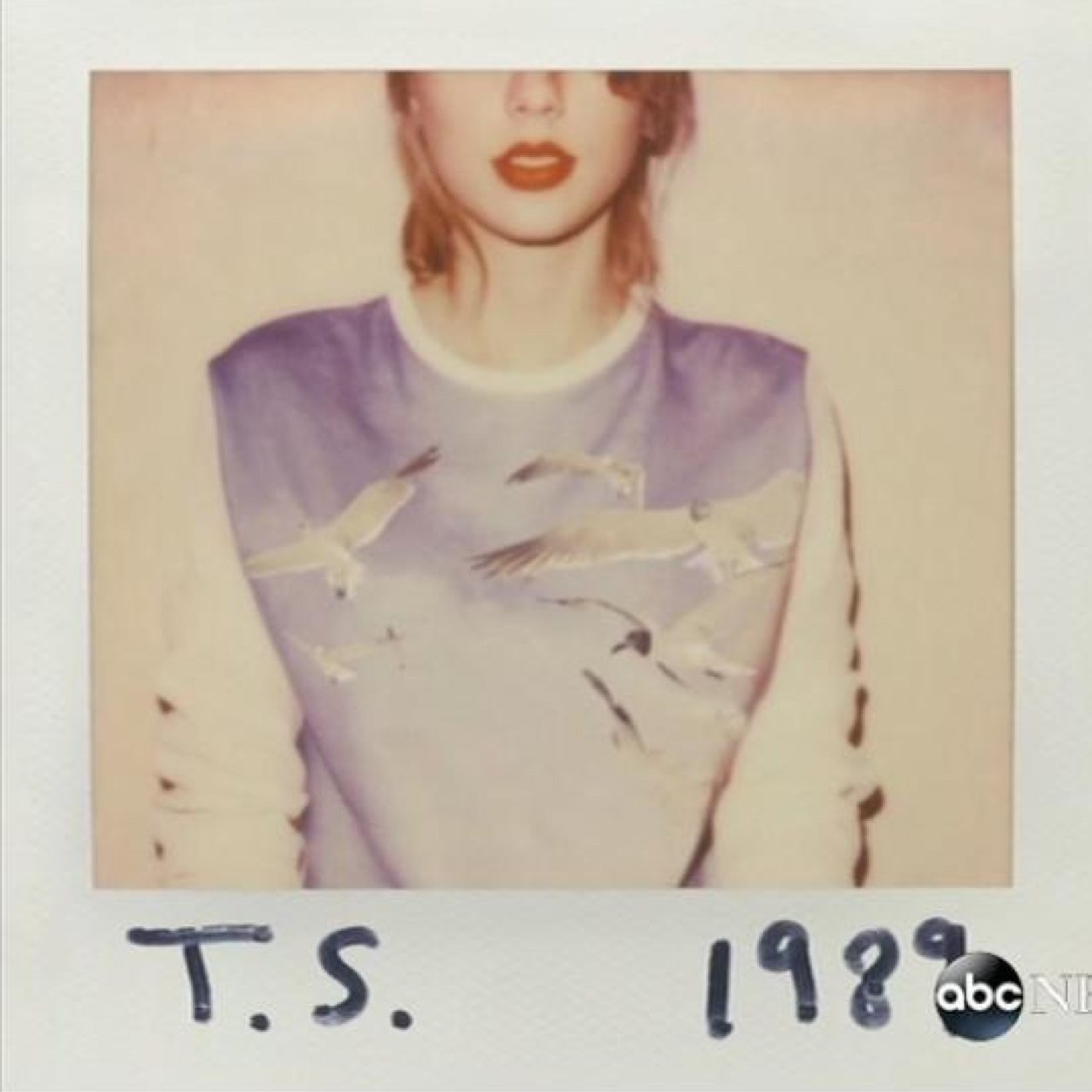 Please follow us if you're a swiftie #SwiftiesAreFamily ✨✨✨