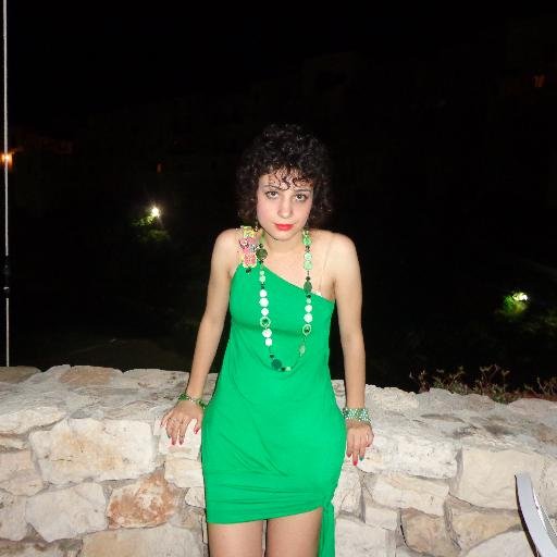 Sono una ragazza allegra, simpatica, divertente e amichevole. Amo la musica e la cultura in tutte le loro forme. Sono marroncina e modaiola. Parlo 4 lingue.