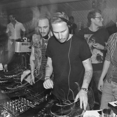 French Dj Producer. I produce cool beats that make the girls dance. All inquiries: Hipshakerprod(@)http://t.co/Pia0rlST4M