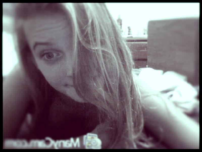 “Preciso de alguém que me ame, que me dê carinho, atenção, beijo, abraços e que me tire os sorrisos mais sinceros.” ♥