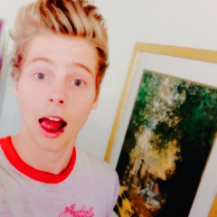 ashtonfckz's profile picture. Essas menininhas que estão ai sofrendo por amores impossiveis SE TOQUEM BANDO DE FILHA DA PUTA , EU SOFRO POR MENINOS QUE NEM SABEM QUE EU EXISTO!