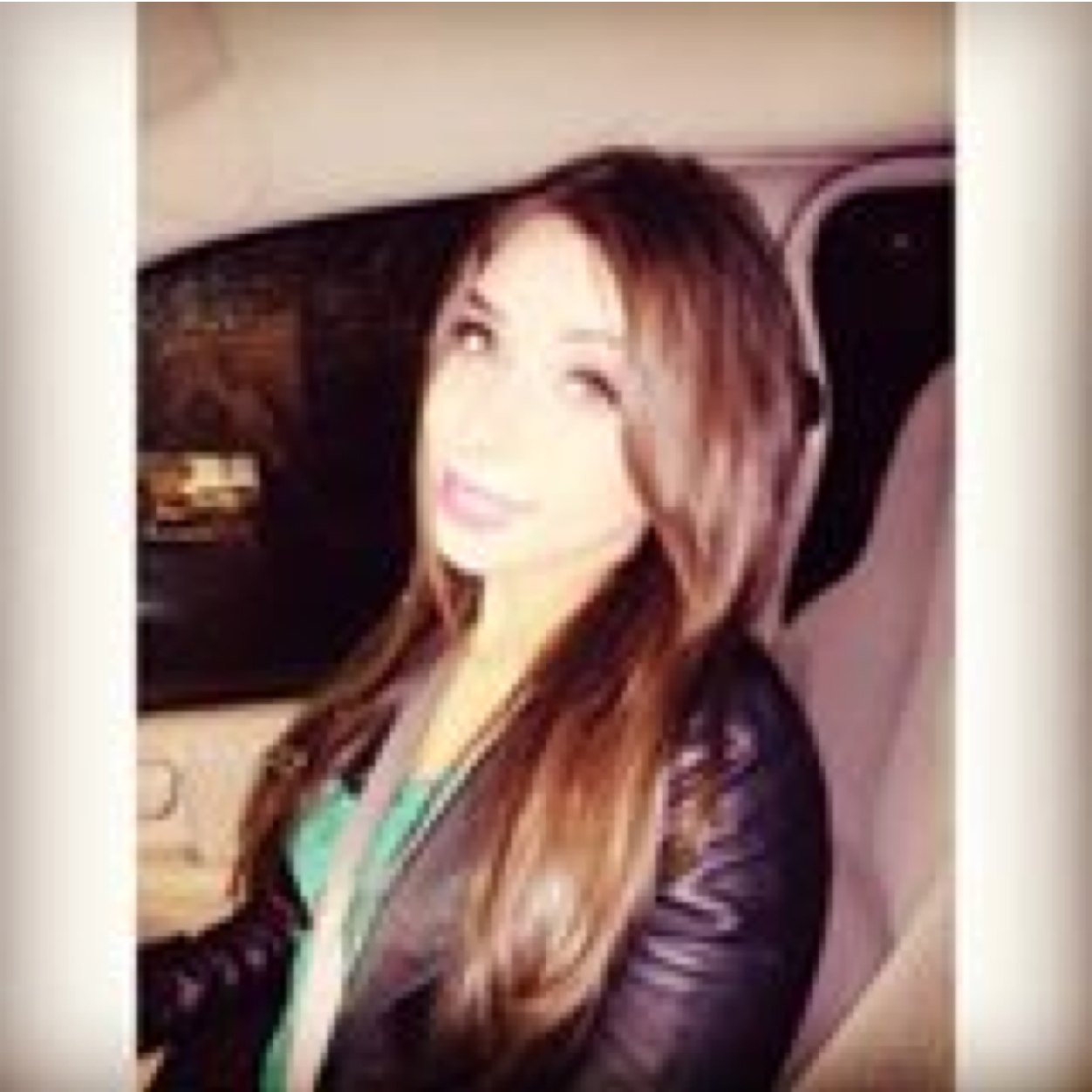 Mo nombre es Mariana y me siento muy alegre