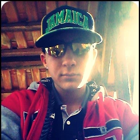 Infelizmente chove bala, mãe chora, miolo espalha
É lei da selva, cada um por si, chicote estrala=(45)99474085
